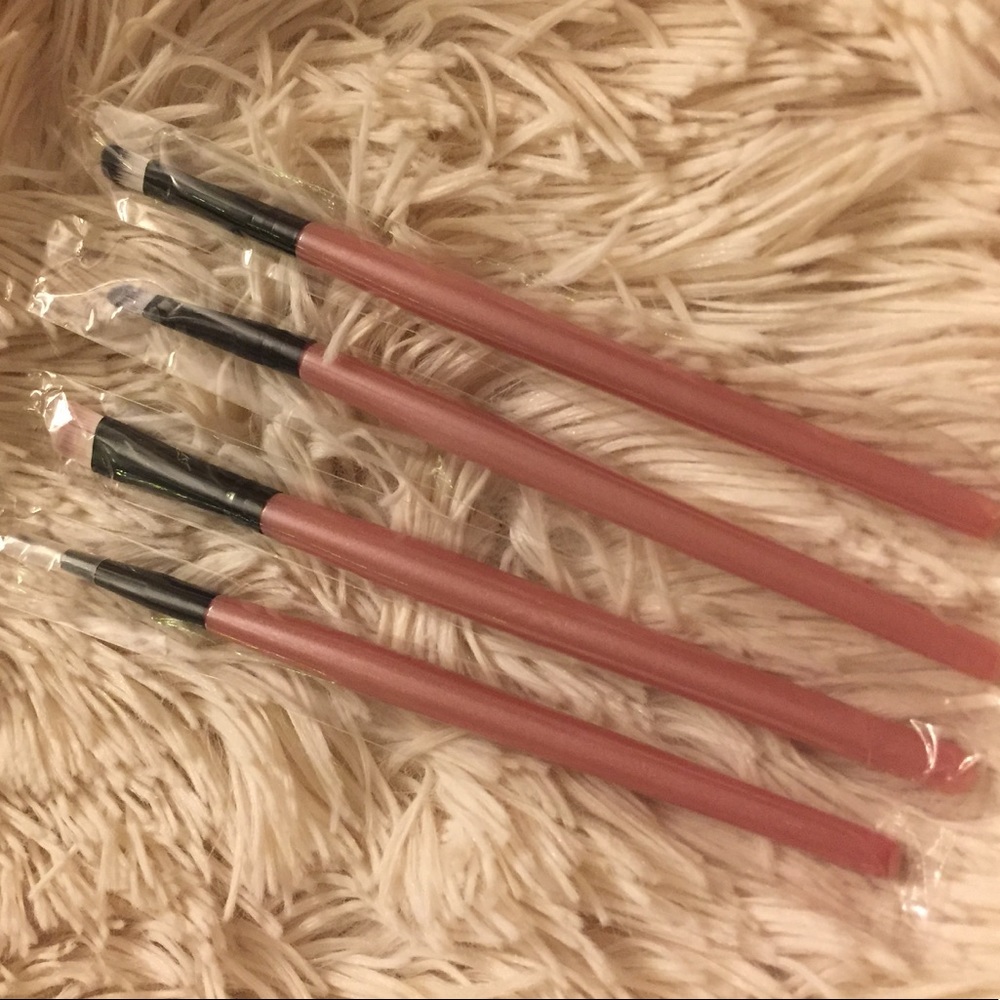 4 makeup brushes